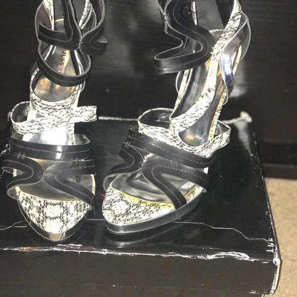 Silver, black and white sandals - Picture 3 of 4